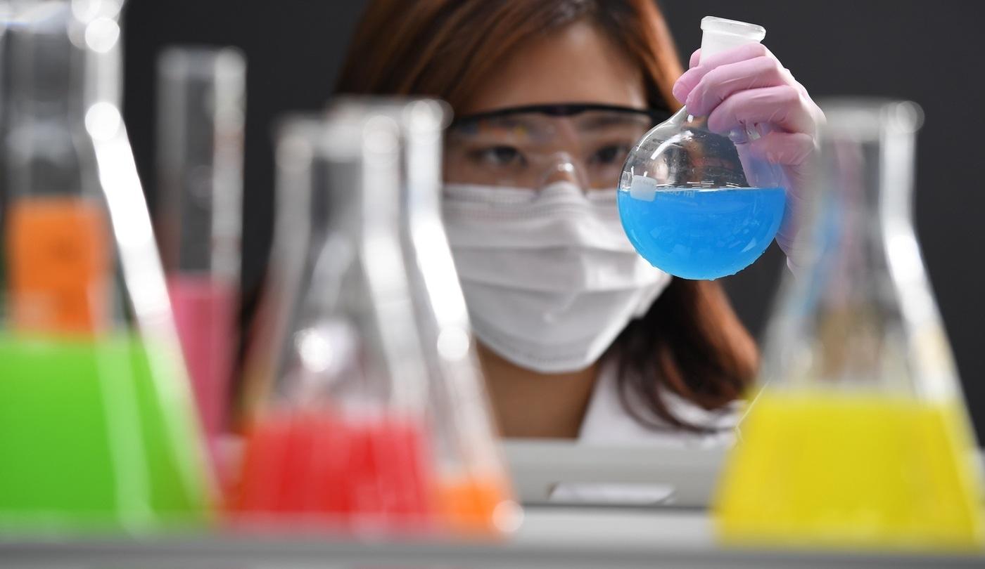 A JW Pharmaceutical researcher is conducting candidate substance analysis research (Provided by JW Pharmaceutical) / News1