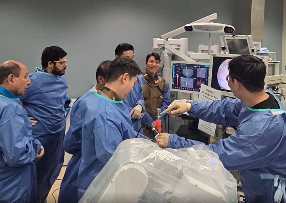 Hands-on training covering the entire process of spinal endoscopic surgery is being conducted for local medical professionals in the U.S. (Provided by CGBIO) / News1