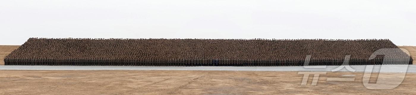 On February 1, Kim Jong Un, General Secretary of the Workers' Party, attended the completion ceremony of the Sinuiju Greenhouse Complex Farm and took a commemorative photo with the builders / Rodong Sinmun