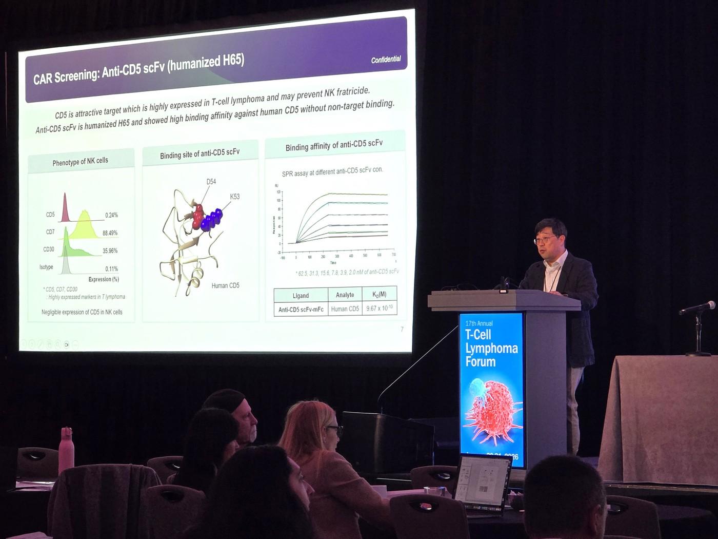 Professor Kim Won-seok of the Department of Hematology and Oncology at Samsung Medical Center is presenting his research findings at the TCLF conference in an oral presentation at GCC2005 (Provided by GC Cell) / News1