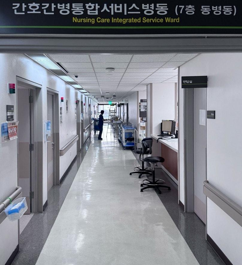 The thynC™ fixed wireless gateway (ceiling-mounted unit) installed in the nursing care ward of the tertiary general hospital is collecting and transmitting inpatient vital sign data in real time / Provided by Seers Technology