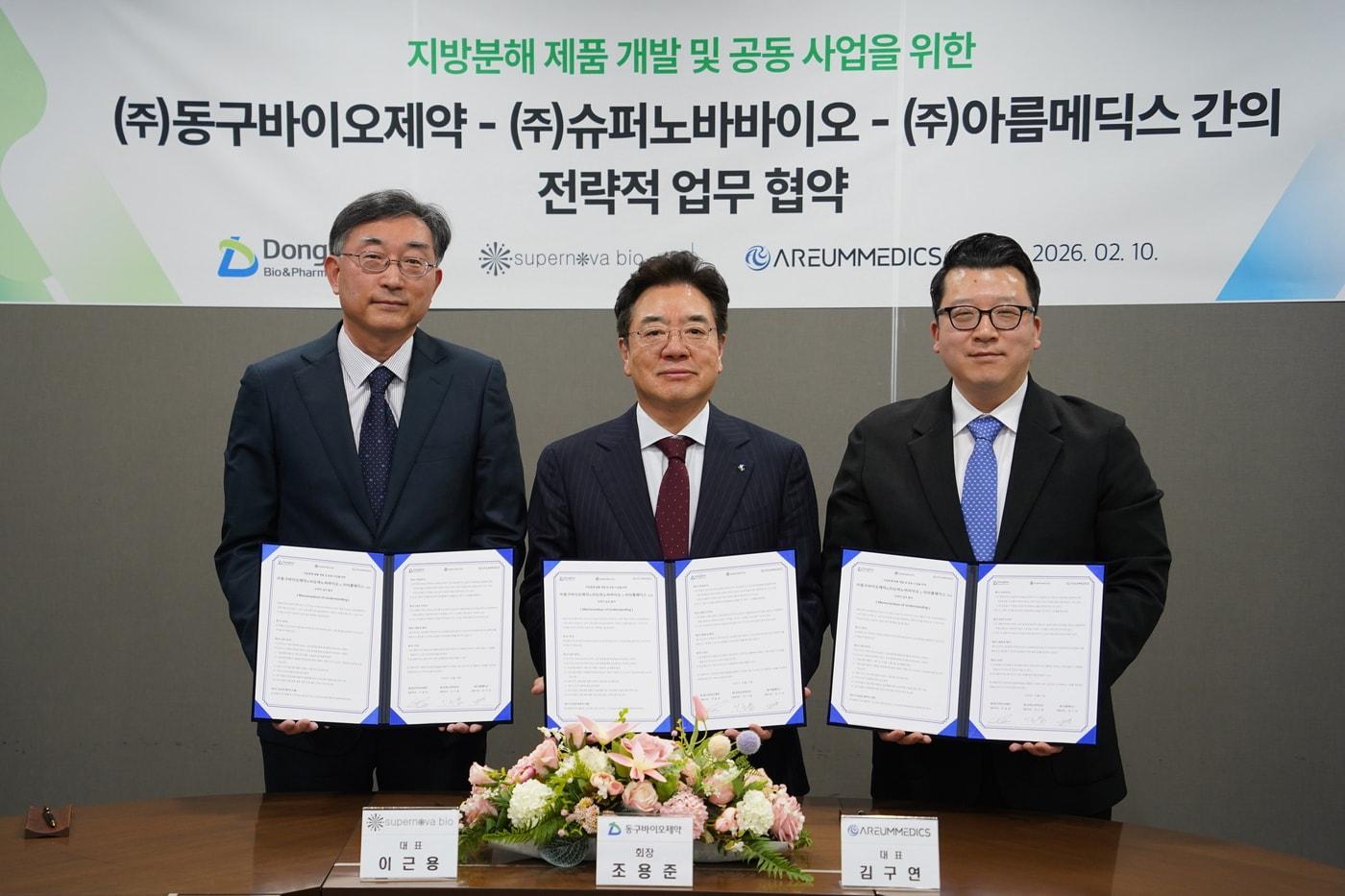 Lee Geun-yong, CEO of Supernova Bio (from left), Cho Yong-jun, Chairman of DongKoo Bio&Pharma, and Kim Gu-yeon, CEO of Areum Medics, pose for a commemorative photo at the business agreement signing ceremony (Provided by DongKoo Bio&Pharma) / News1