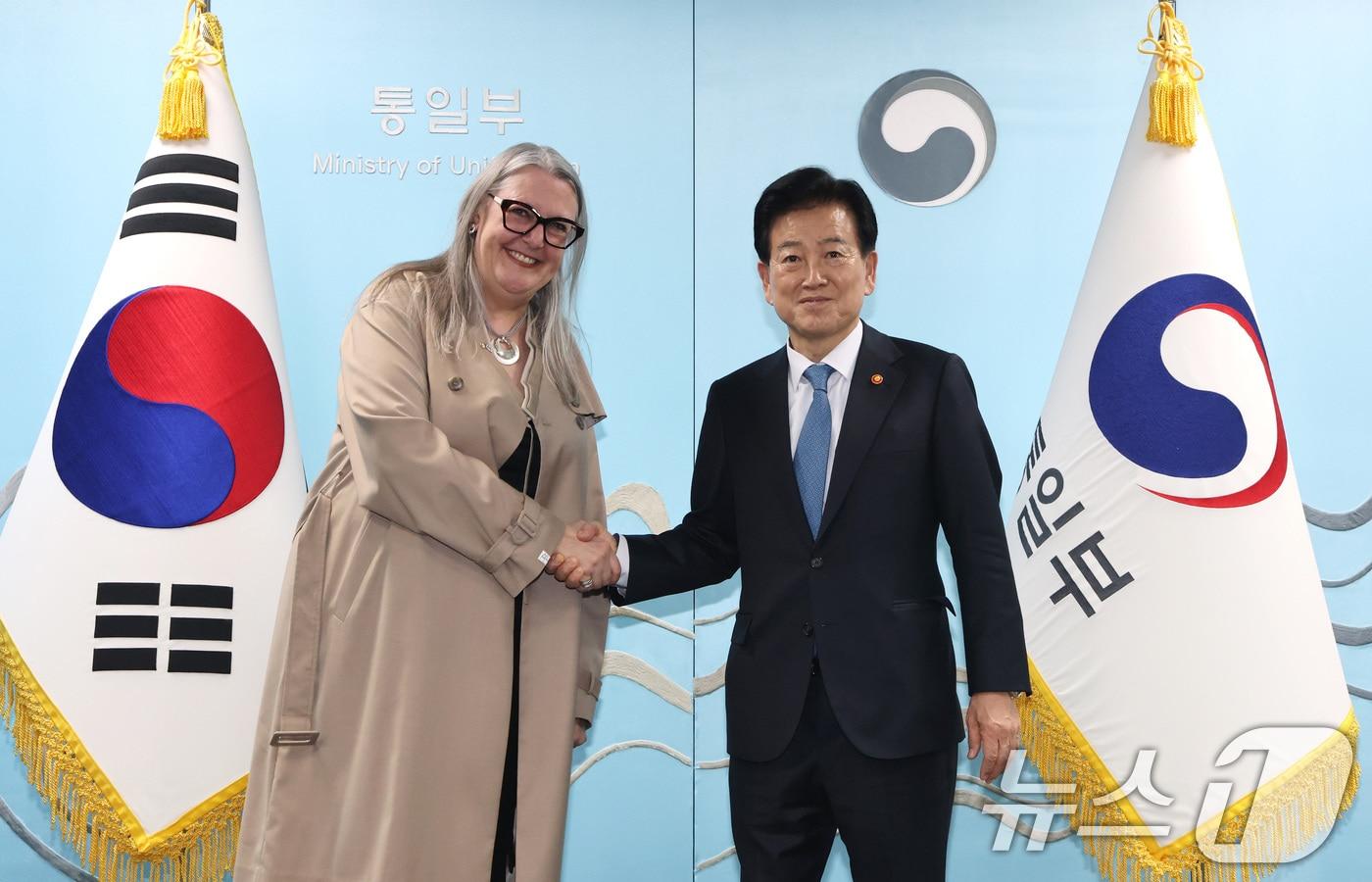 Unification Minister Chung Dong-young (right) meets with Irish Ambassador to South Korea Michelle Winthrop at the Government Complex Seoul in Jongno-gu, Seoul, on Wednesday 2026.2.25 / News1
