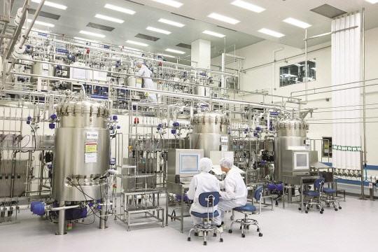 Employees are producing biopharmaceuticals at Celltrion's Plant 1 (Provided by Celltrion) / News1