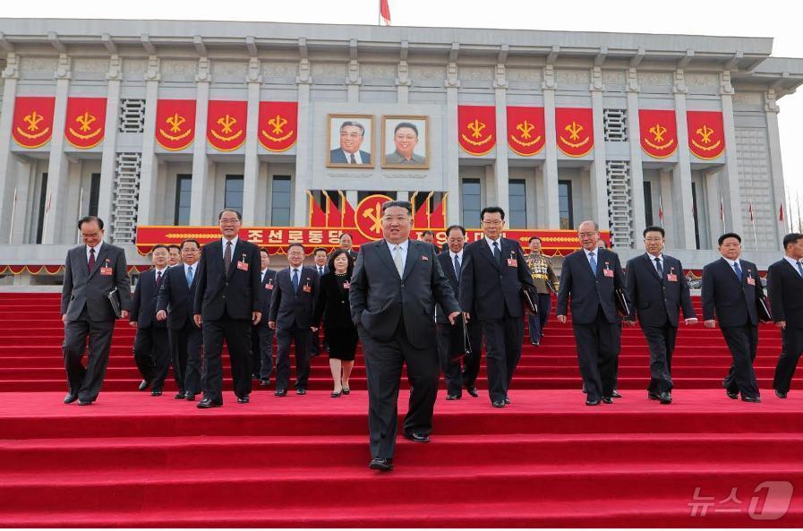 The Rodong Sinmun, the official newspaper of North Korea's Workers' Party, reported on Thursday that Rodong Sinmun reported that General Secretary Kim Jong Un declared the closing of the 9th Congress of the Workers' Party of Korea, emphasizing the implementation of the new five-year plan and the fulfillment of the decisions made at the Party Congress / News1