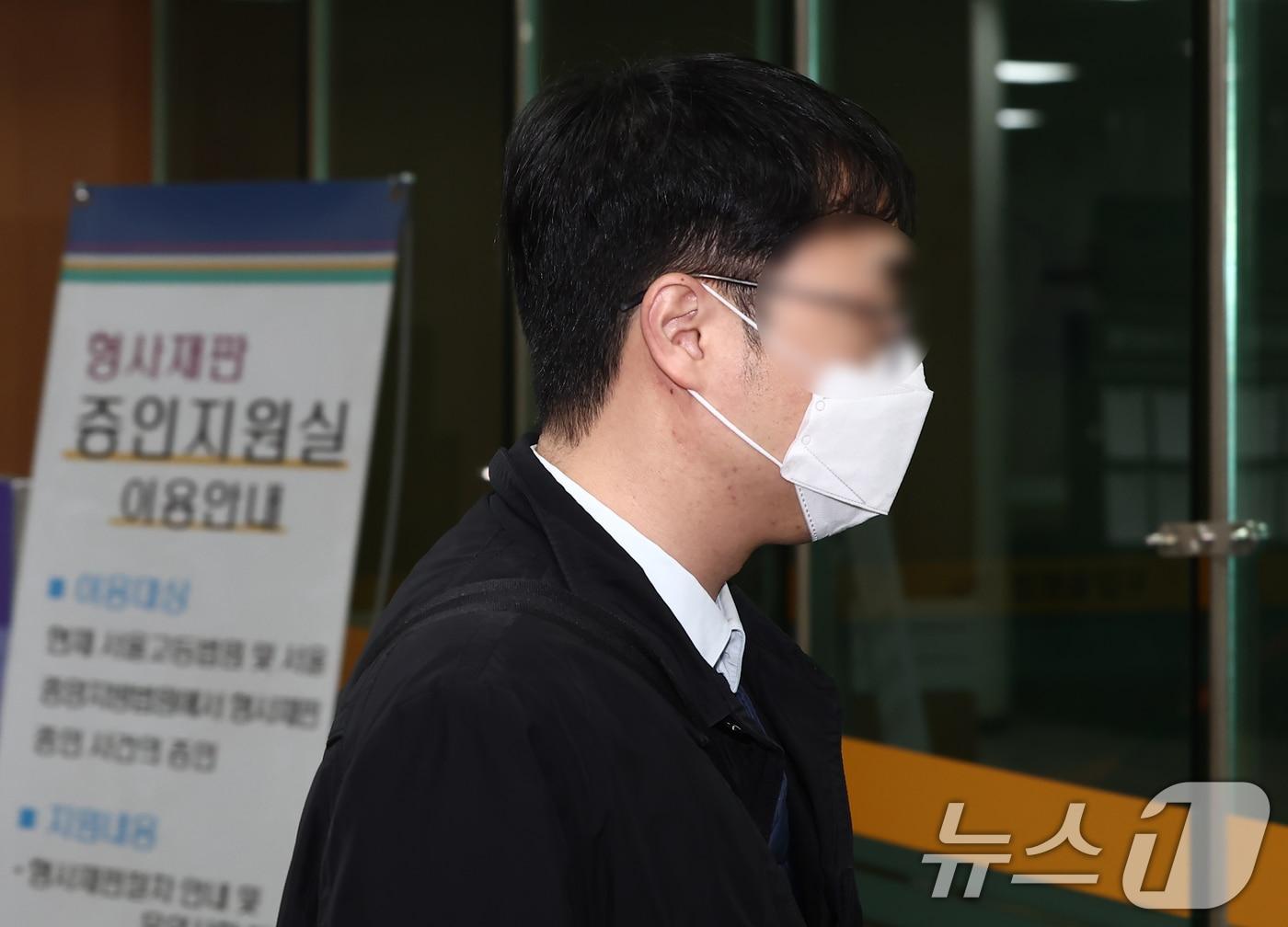 Mr. Oh, a 30s graduate student who sent a drone to North Korea, appeared at the Seoul Central District Court in Seocho-gu, Seoul, on Thursday morning for a pre-arrest interrogation 2026.2.26 / News1