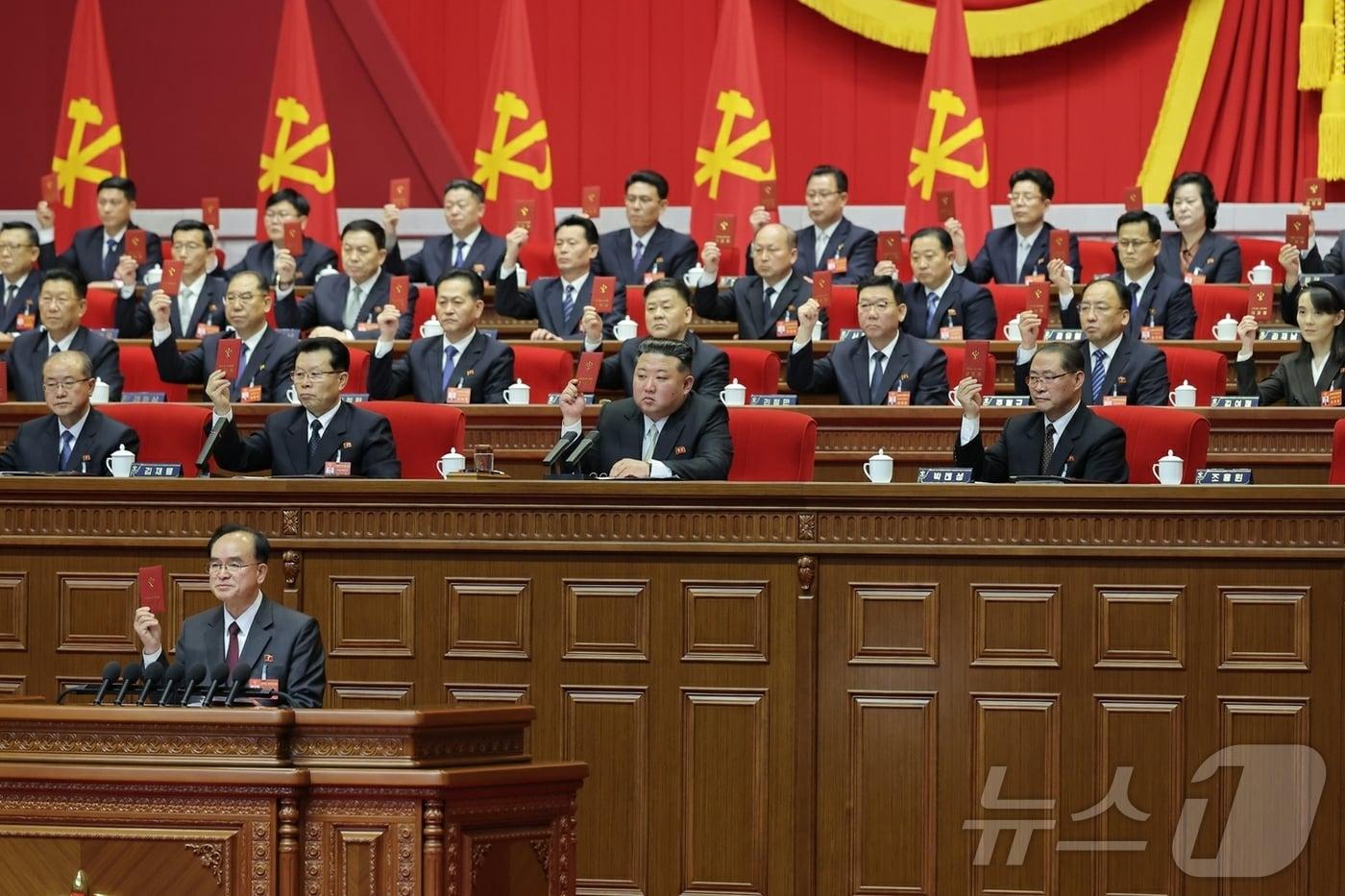 Kim Jong Un, General Secretary of the Workers' Party, and party officials during the 9th Party Congress held last month / Rodong Sinmun
