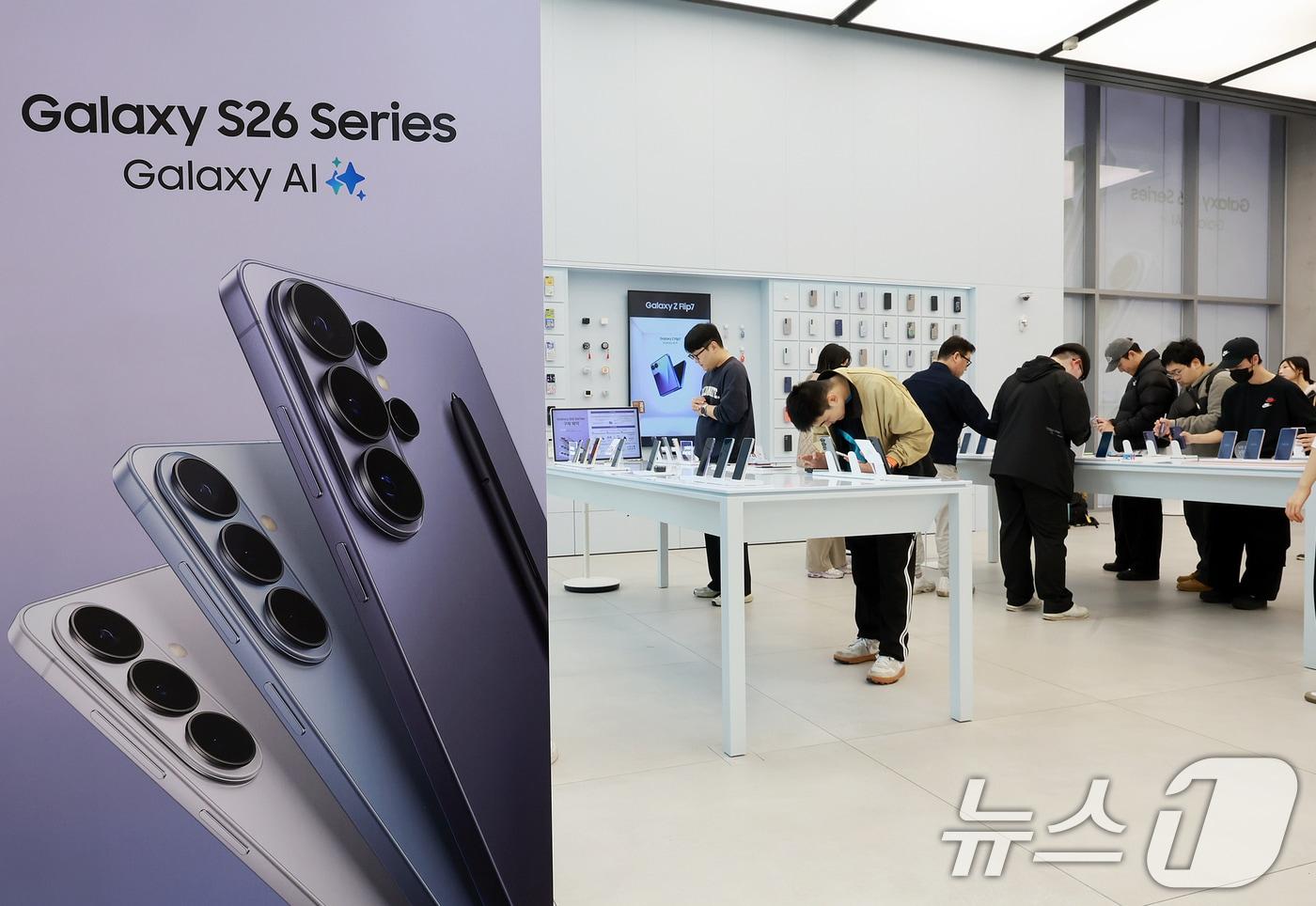 Visitors are experiencing the Galaxy S26 series at the Samsung Gangnam store in Gangnam-gu, Seoul on February 26 2026.2.26 / News1