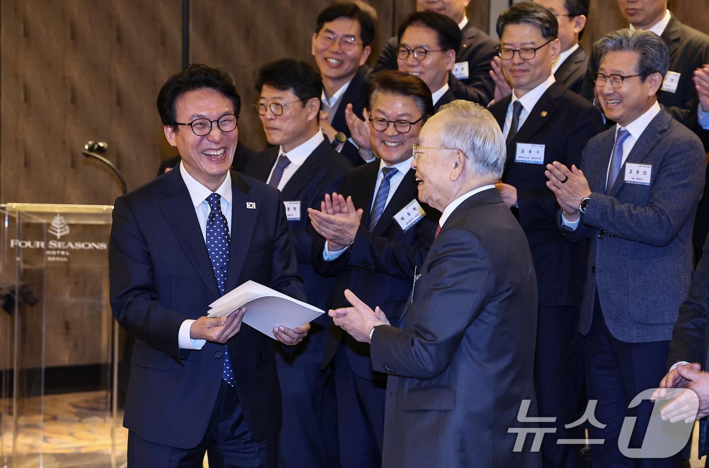 Prime Minister Kim Min-seok receives suggestions from Korea Enterprises Federation Chairman Sohn Kyung-shik during a luncheon meeting and briefing on K-Government Briefing Session held at the Four Seasons Hotel in Jongno-gu, Seoul, on February 26 2026.2.26 / News1