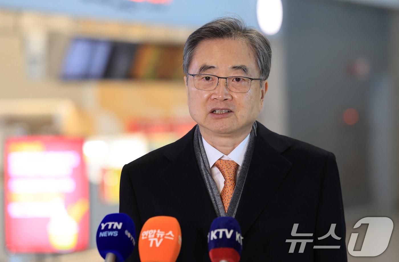 Foreign Minister Cho Hyun is being interviewed at Incheon Airport on Tuesday before departing for the U.S. to attend the Critical Minerals Conference and hold talks with U.S. Secretary of State Marco Rubio 2026.2.3 / News1