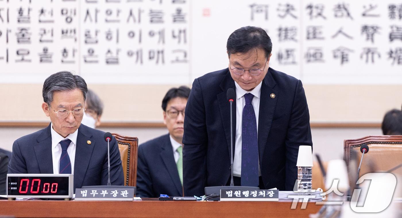 Park Young-jae, Chief of the National Court Administration, attends the first plenary session of the 432nd National Assembly (Extraordinary Session) Legislation and Judiciary Committee held at the National Assembly in Yeouido, Seoul, on Wednesday and greets attendees 2026.2.4 / News1