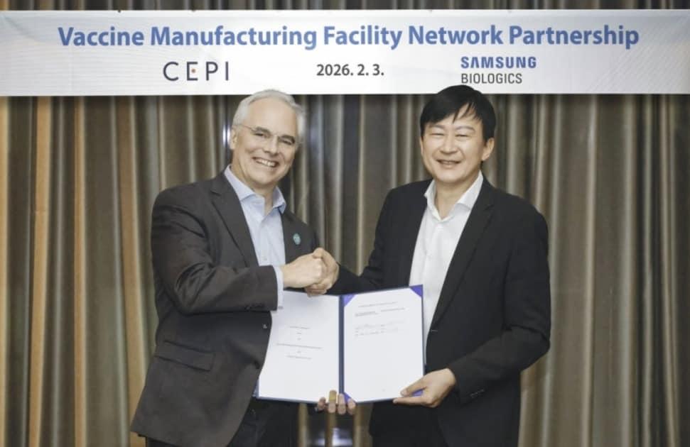 Richard Hatchett, CEO of CEPI (left), and John Rim, CEO of Samsung Biologics, pose for a commemorative photo at the signing ceremony held on Tuesday / Provided by Samsung Biologics