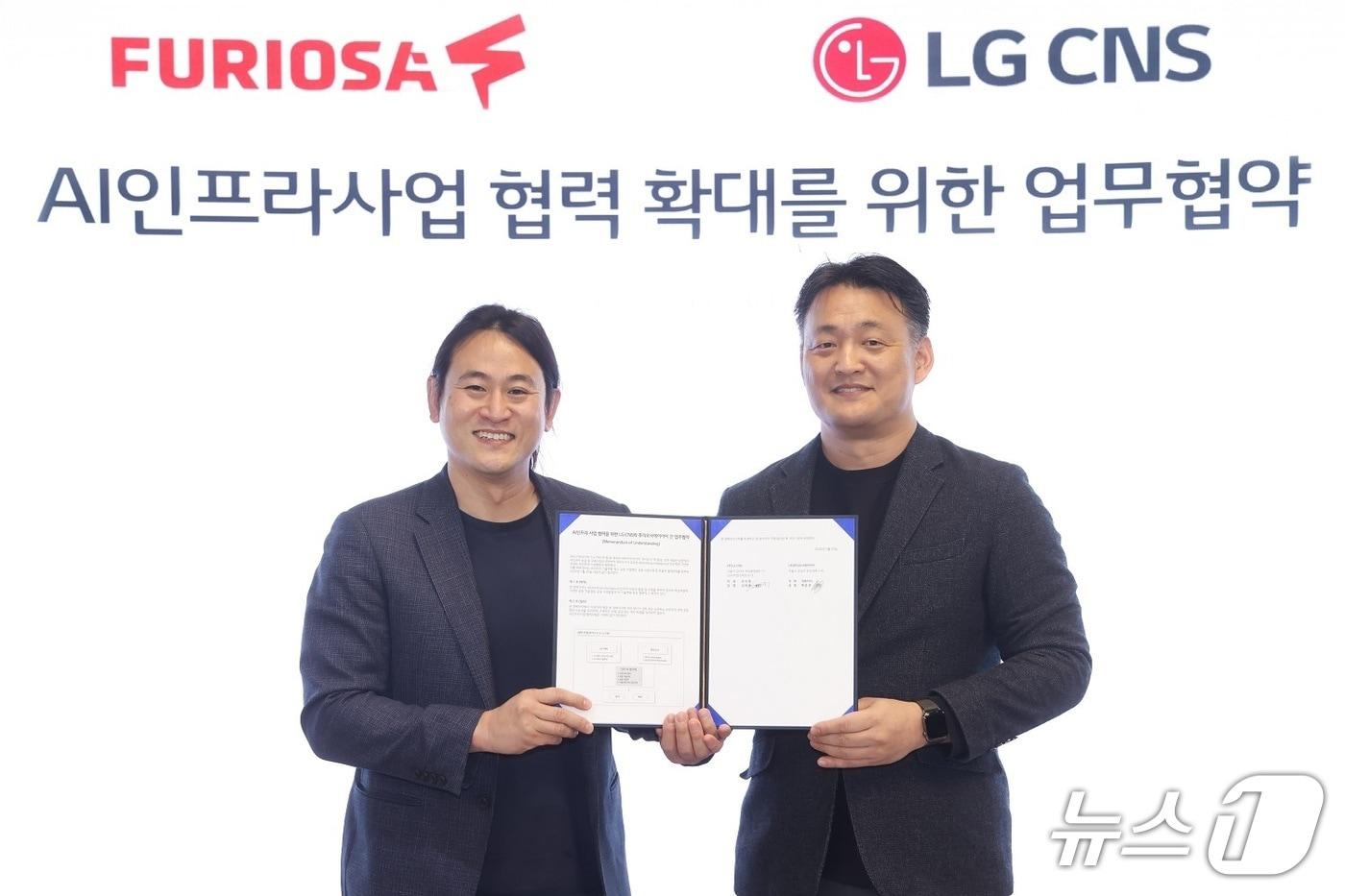 Kim Tae-hoon, Vice President of LG CNS's AI Cloud Business Division (right), and Baek Jun-ho, CEO of FuriosaAI, pose for a commemorative photo at a business agreement ceremony to expand cooperation in AI infrastructure projects / Provided by LG CNS
