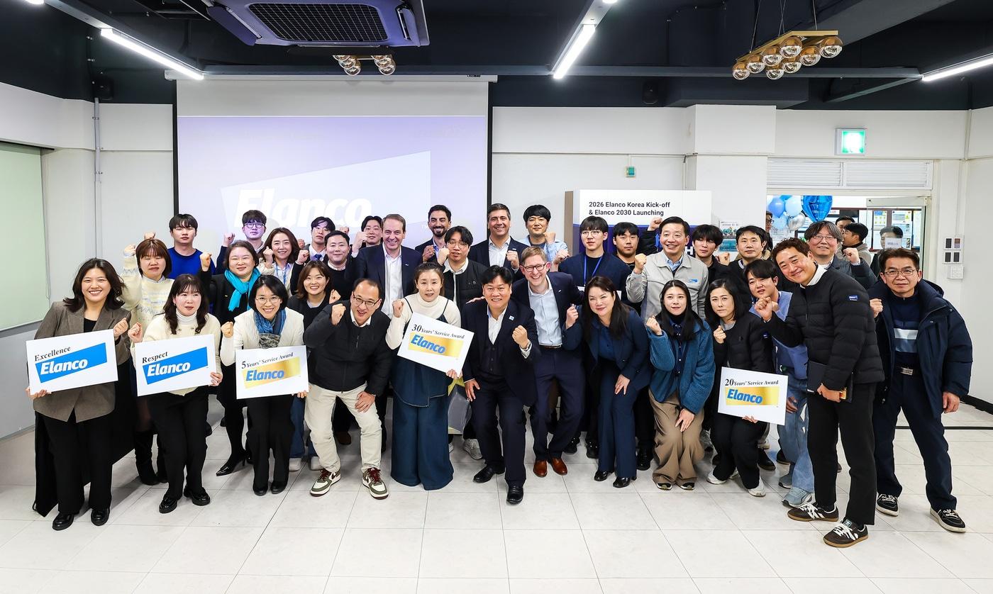 Last January, Elanco CEO Jeffrey Simmons visited Korea and took a commemorative photo with Korean employees (Provided by Elanco) / News1