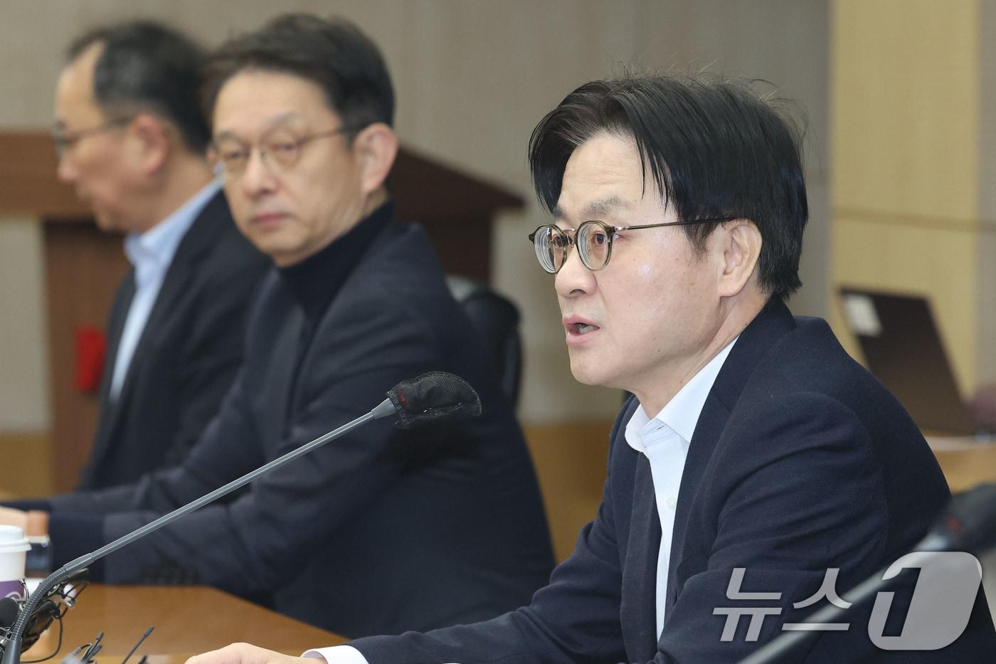 Minister of Trade, Industry and Energy Kim Jung-kwan speaks at an emergency meeting to review pressing issues with economic organizations held at the Korea Trade Insurance Corporation in Seoul on Monday morning 2026.2.9 / News1