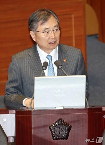 Foreign Minister Cho Hyun answers questions during the fourth plenary session of the 432nd National Assembly (extraordinary session) held at the National Assembly in Yeouido, Seoul, on Monday, regarding politics, diplomacy, unification, and security 2026.2.9 / News1