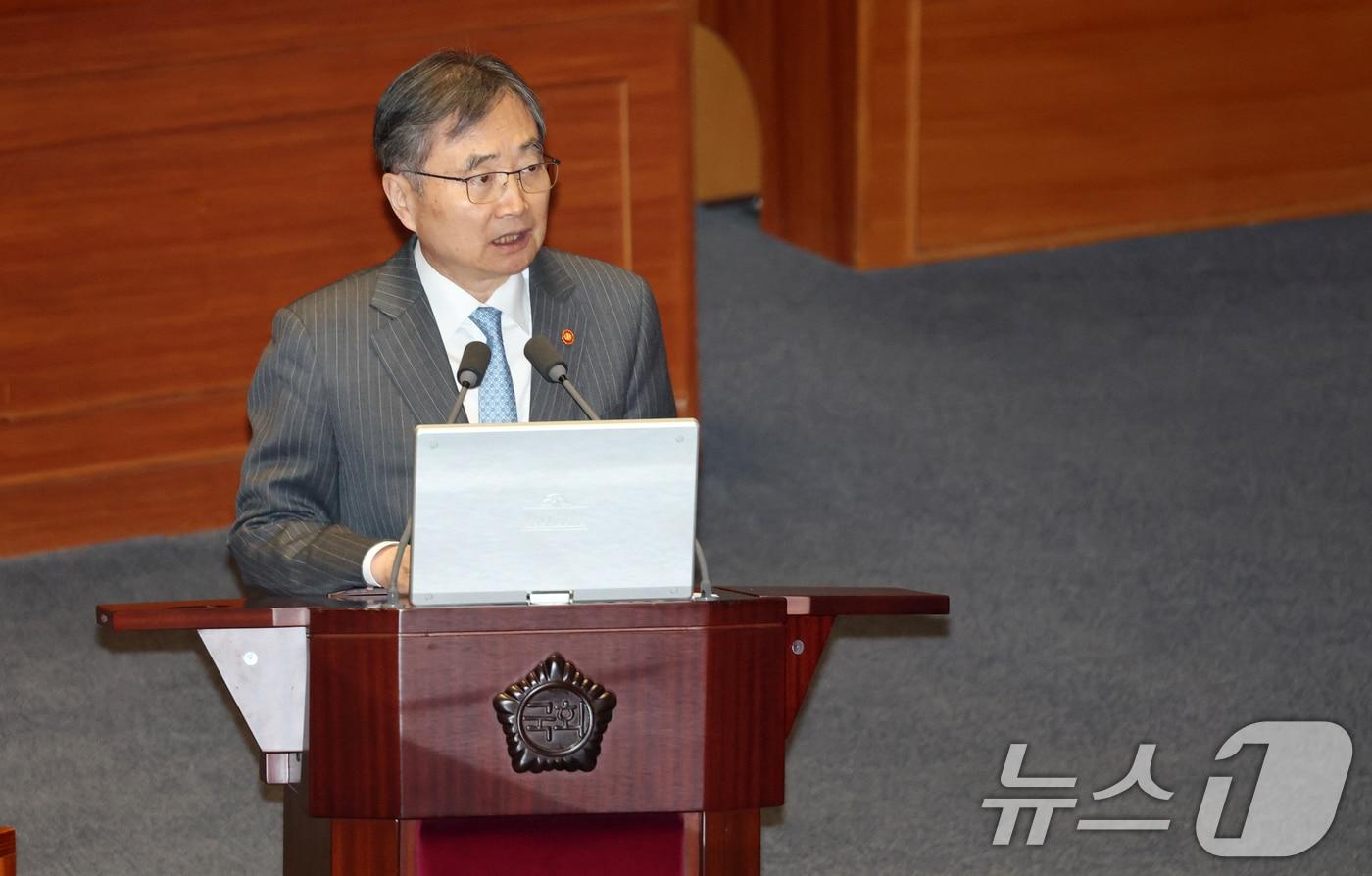 Foreign Minister Cho Hyun answers questions during the fourth plenary session of the 432nd National Assembly (extraordinary session) held at the National Assembly in Yeouido, Seoul, on Monday, regarding politics, diplomacy, unification, and security 2026.2.9 / News1
