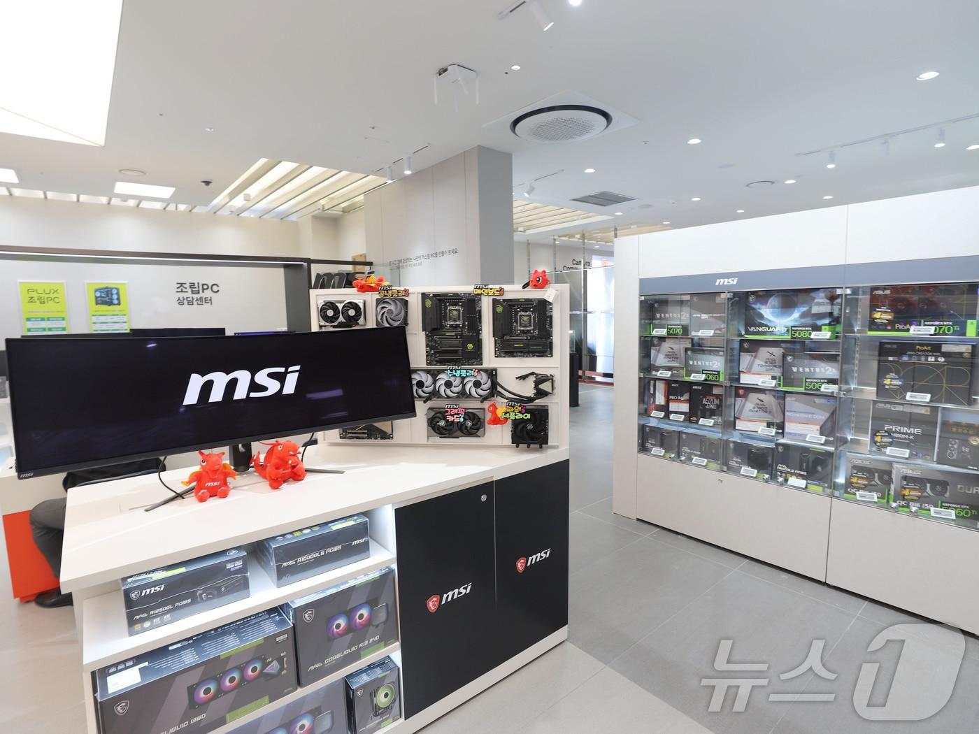 A custom PC section at a Lotte Himart store in Jamsil is shown. / Courtesy of Lotte Himart