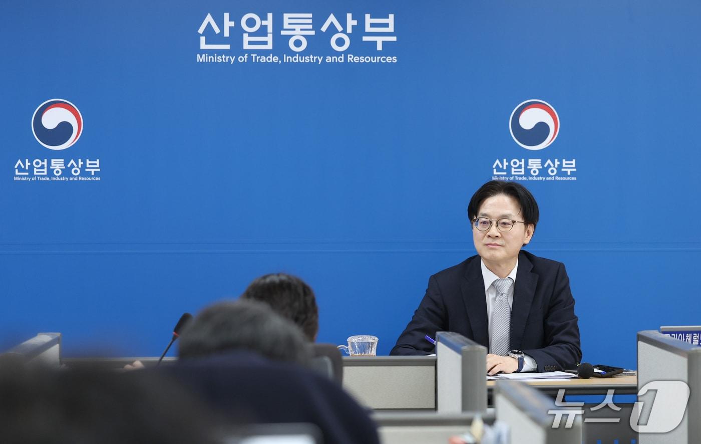 Minister of Trade, Industry and Energy Kim Jung-kwan held a briefing for the press corps at the Ministry of Trade, Industry and Energy's press room in the Government Complex Sejong on Monday, covering key ministry issues, followed by a question-and-answer session (Provided by Ministry of Trade, Industry and Energy) 2026.2.9 / News1