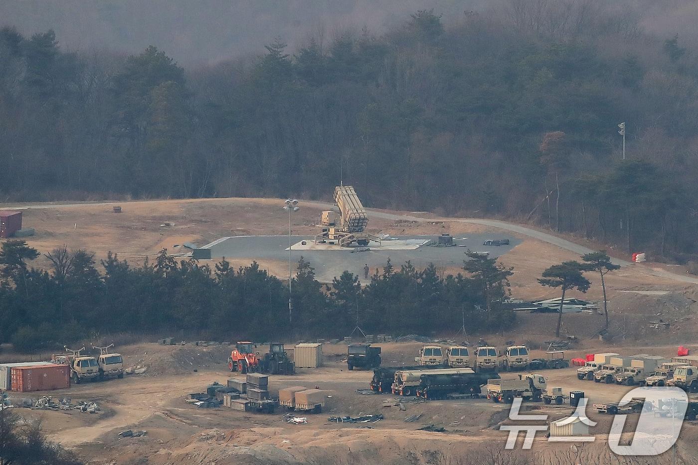 The U.S. Terminal High Altitude Area Defense (THAAD) base in Seongju County, North Gyeongsang Province, on the afternoon of March 10, following reports by U.S. media that some of the THAAD systems deployed in South Korea were being moved to the Middle East. With the launchers pointing skyward, a sense of stillness pervades the base 2026.3.10 / News1