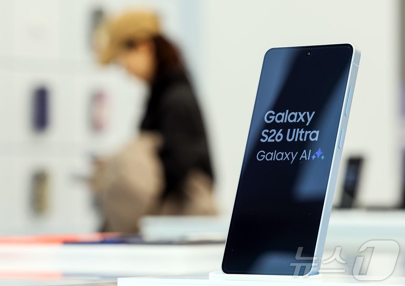 The Galaxy S26 Ultra is on display at the Samsung Gangnam store in Seocho-gu, Seoul, on the 11th, the day the Galaxy S26 series was officially launched 2026.3.11 / News1