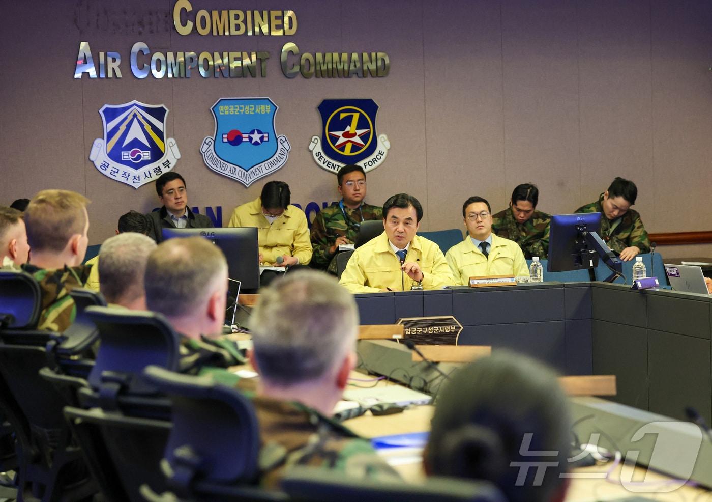 Defense Minister Ahn Kyu-back visited the Combined Air Component Command on Wednesday while the Freedom Shield (FS) exercise was underway, inspecting the combined defense posture and receiving a report on the exercise situation (Provided by Ministry of National Defense) 2026.3.11 / News1