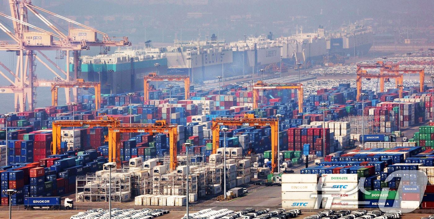 The Trump administration has launched an investigation into unfair trade practices under Section 301 of the Trade Act against 16 major economies, including South Korea, Japan, China, and the European Union (EU). This investigation is a response by the Trump administration following last month's U.S. Supreme Court ruling that mutual tariffs imposed under the International Emergency Economic Powers Act (IEEPA) were unlawful. Based on the results of this investigation, the administration is expected to impose tariffs on major trading partners to replace the mutual tariffs. The photo shows Pyeongtaek Port in Pocheong-eup, Pyeongtaek-si, Gyeonggi Province, on Thursday 2026.3.12 / News1