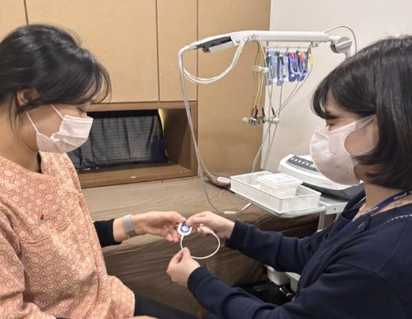 Medical staff at the Korea Health Management Association's Gyeongnam Branch are applying the wearable electrocardiogram device Mobicare to a patient / Provided by Daewoong Pharmaceutical