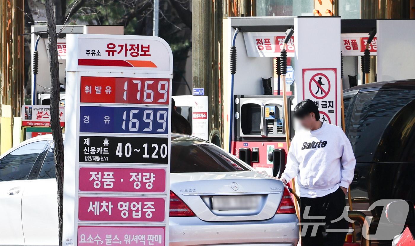 On March 13, the first day of the implementation of the maximum price cap on petroleum products, gasoline and diesel prices are displayed at a gas station in Seoul 2026.3.13 / News1
