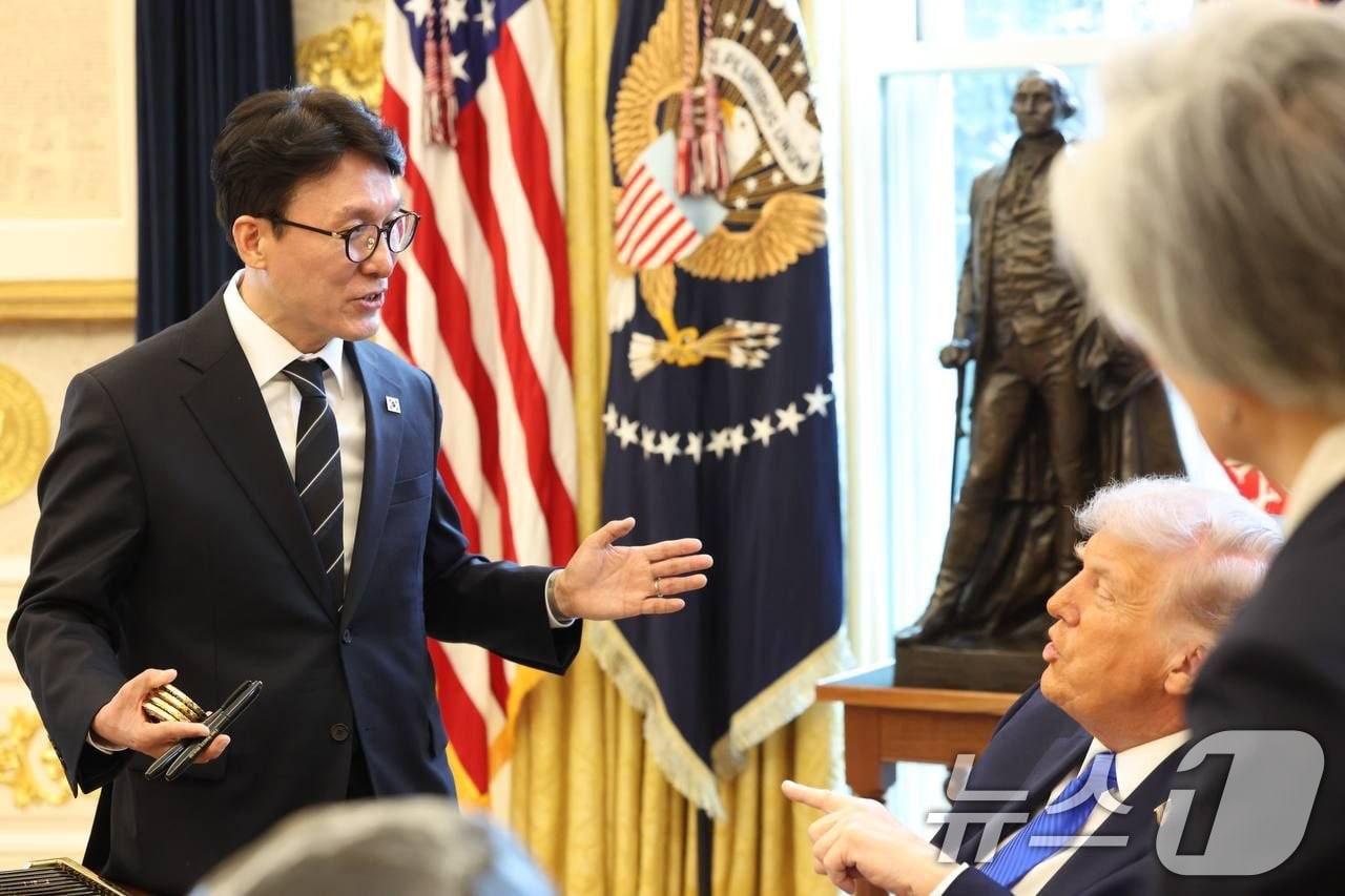Prime Minister Kim Min-seok is seen talking with U.S. President Donald Trump at the White House in Washington, D.C., on March 13 (Provided by the Prime Minister's Office) 2026.3.14 / News1