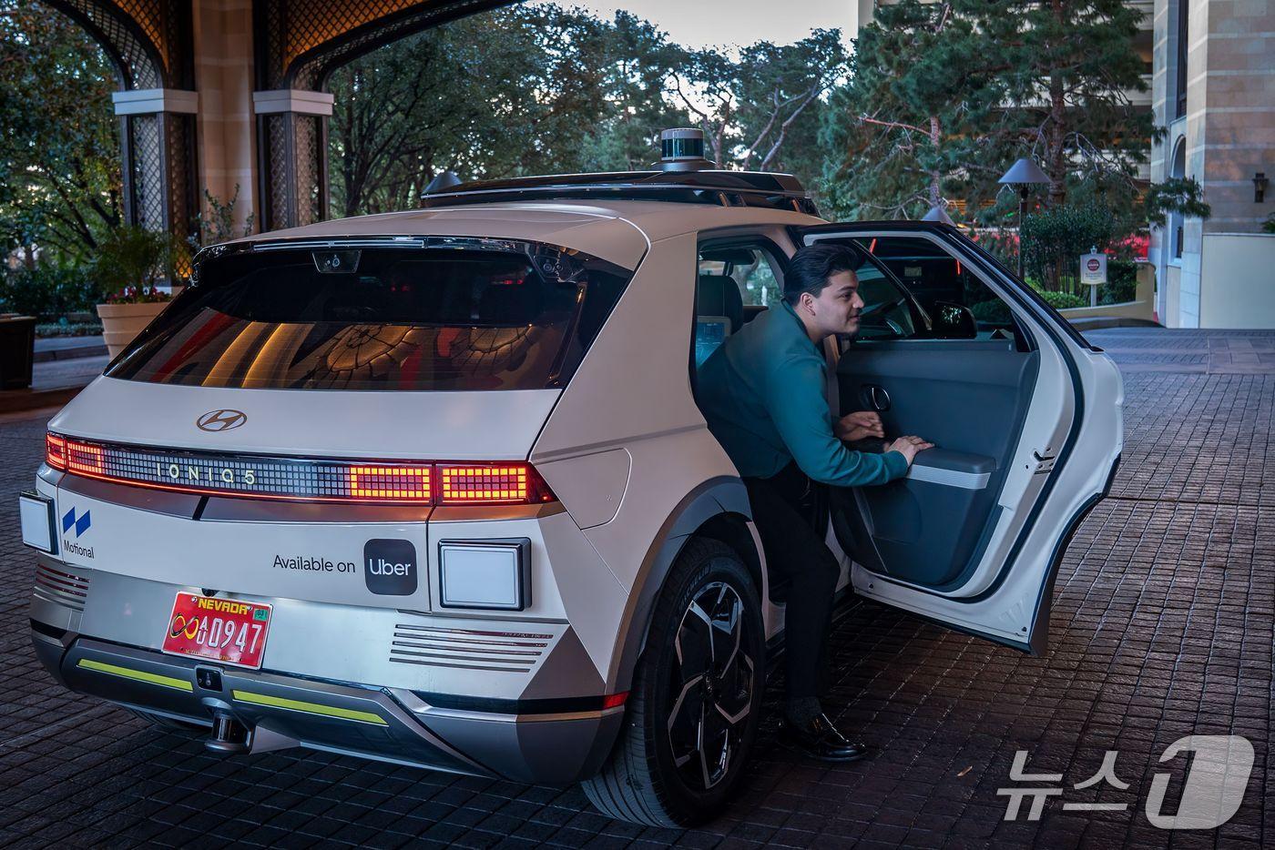Hyundai Motor Group’s autonomous driving joint venture Motional will launch a robotaxi pilot service with Uber in Las Vegas / Courtesy of News1
