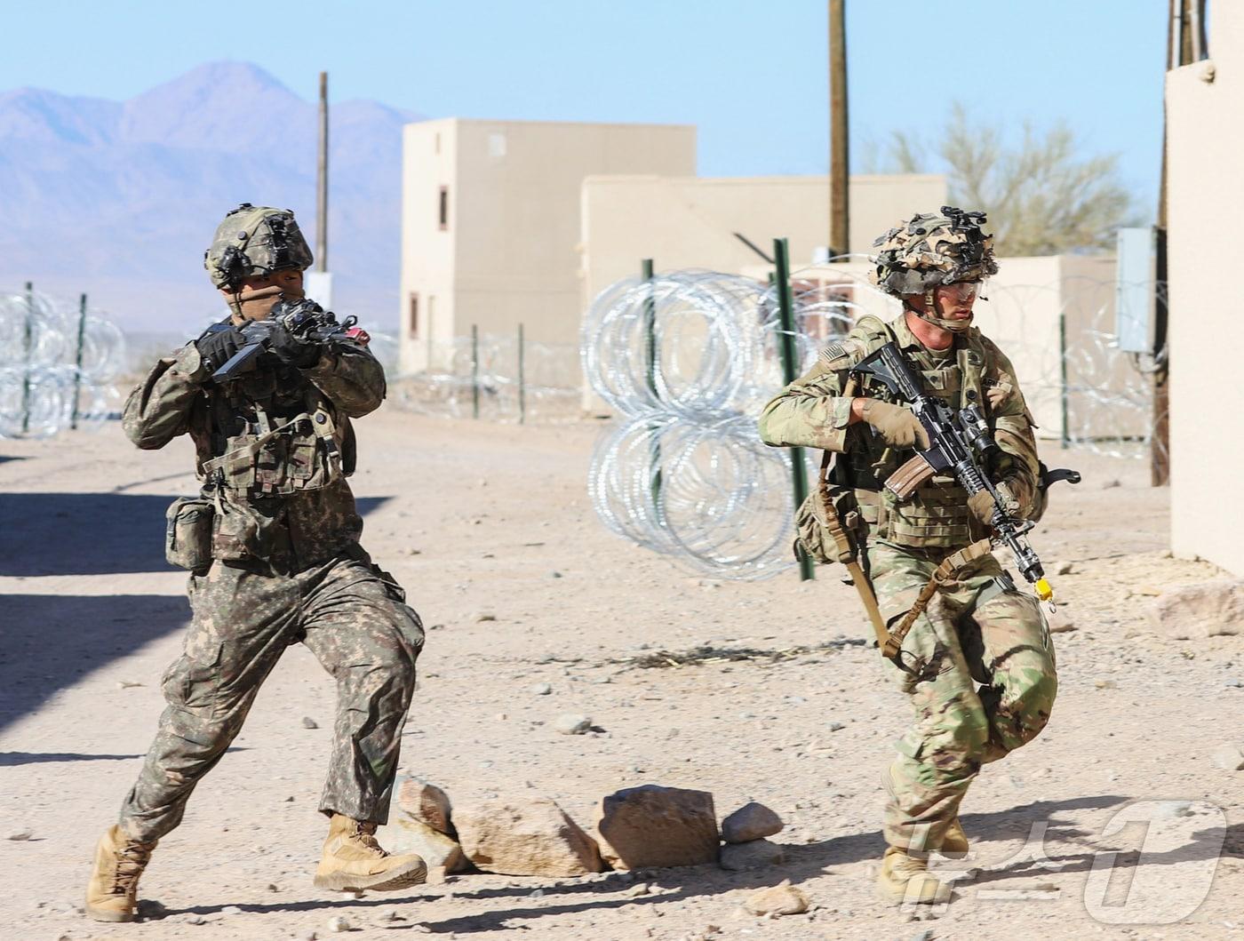 U.S. and South Korean troops conducting an offensive operation together during a small-unit training exercise by the U.S. NTC coalition (Provided by the Korean Army) 2026.3.17 / News1