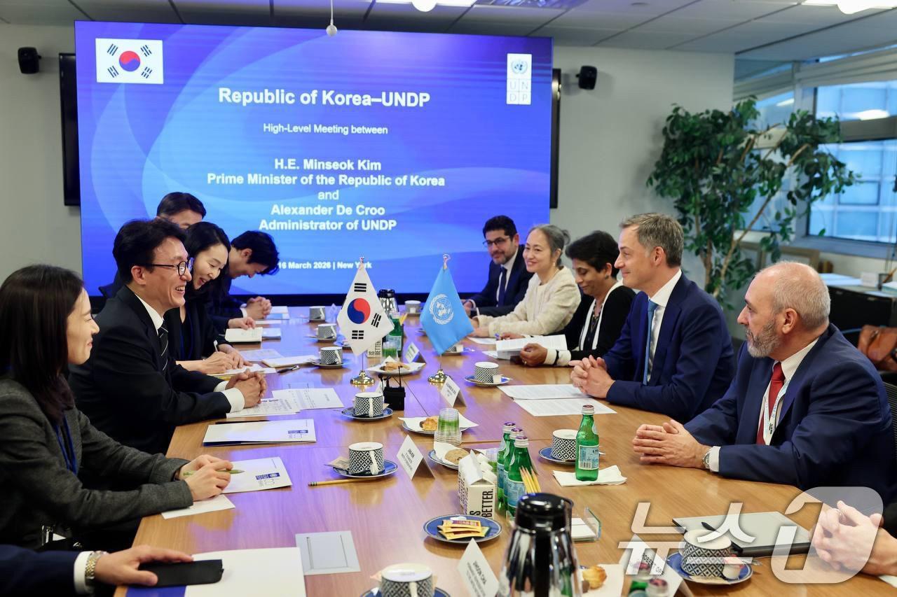 Prime Minister Kim Min-seok is meeting with UNDP Administrator Alexander De Croo at the UNDP headquarters in New York, U.S., on Monday (Provided by Prime Minister's Office) 2026.3.17 / News1