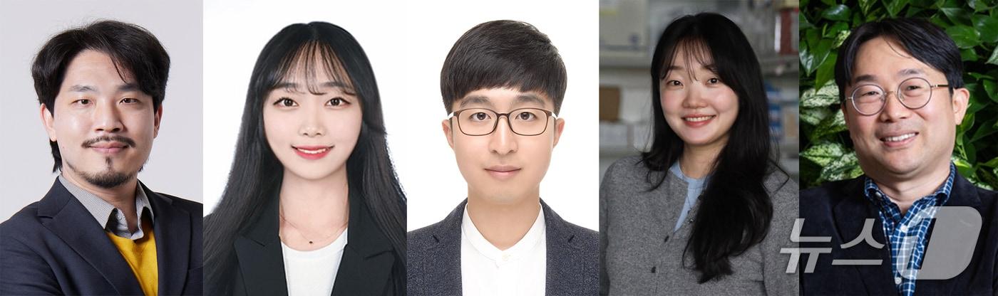 On Wednesday, Professor Son Min-ju of the Department of Physics and the Department of Systems Biology at POSTECH, Professor Hwang Dong-soo of the Department of Environmental Engineering and the Department of Systems Engineering at the Graduate School of Convergence Science and Engineering, and Dr. Hong Yoo-ri of the Max Planck Institute (formerly of the Department of Systems Biology at POSTECH) announced that they have identified a new function of tau, a protein known to cause Alzheimer’s disease. From left: Professor Son Min-jun, Integrated Program student Park Se-rin, Integrated Program student Jeong Jae-hoon, Dr. Hong Yoo-ri of the Max Planck Institute, and Professor Hwang Dong-soo (provided by POSTECH) 2026.3.18 / News1