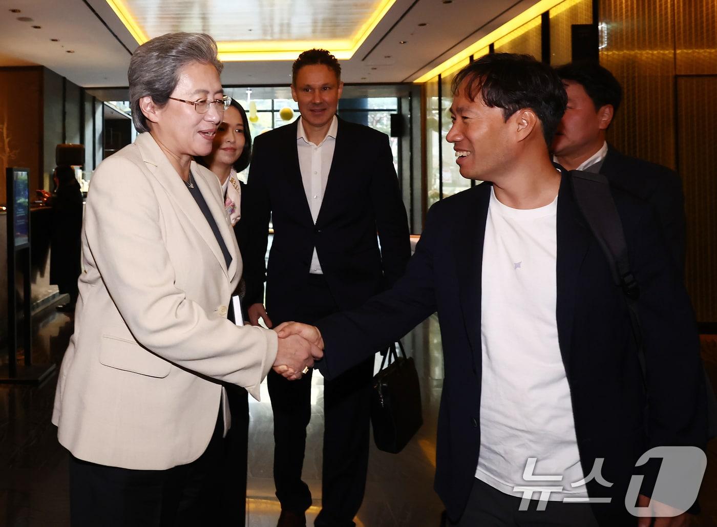 Lisa Su, CEO of AMD, and Kim Sung-hoon, CEO of Upstage, shake hands as they leave a breakfast meeting at a hotel in Seoul on Thursday morning 2026.3.19 / News1