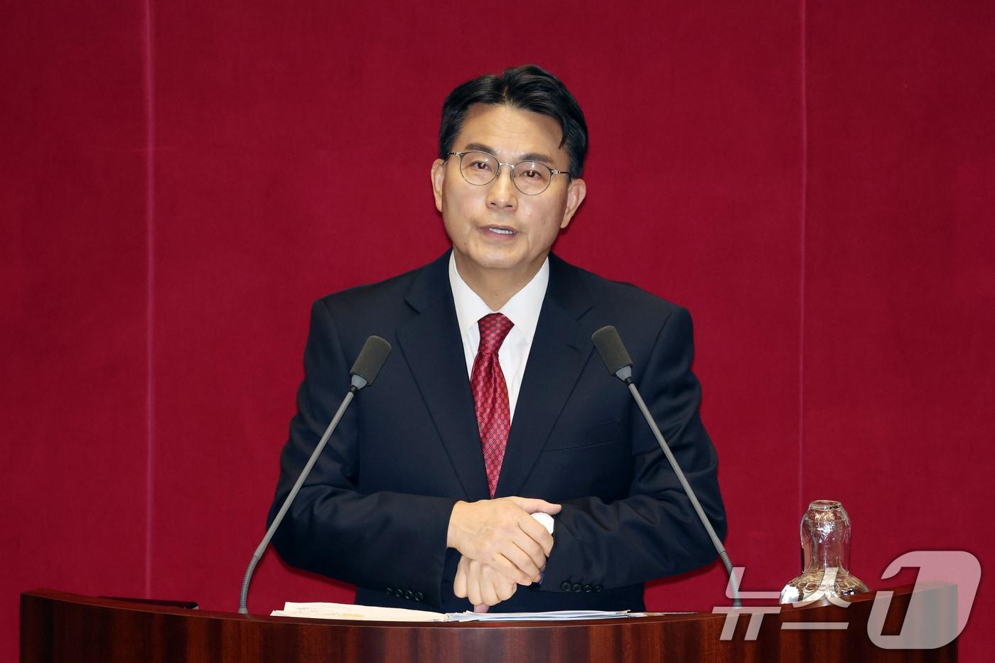 On April 19, during the second plenary session of the 433rd National Assembly (Extraordinary Session) held at the National Assembly in Yeouido, Seoul, Rep. Yoon Sang-hyun of the People Power Party is conducting an unlimited debate (filibuster) on the Public Prosecution Service Act (alternative bill) 2026.3.19 / News1
