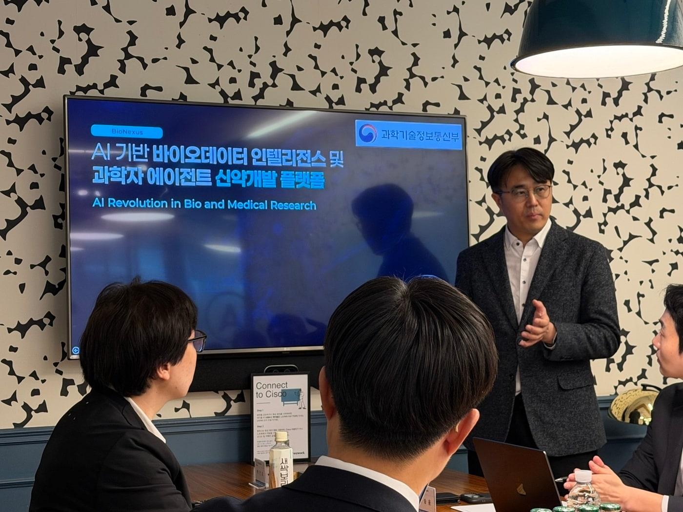 Koo Hyuk-jae, First Vice Minister of Science and ICT, visited the AI-bio platform company BioNexus on Thursday afternoon to hear firsthand accounts from the field. Kim Tae-hyung, CEO of Bionexus, is seen giving a presentation 2026.3.19 / News1