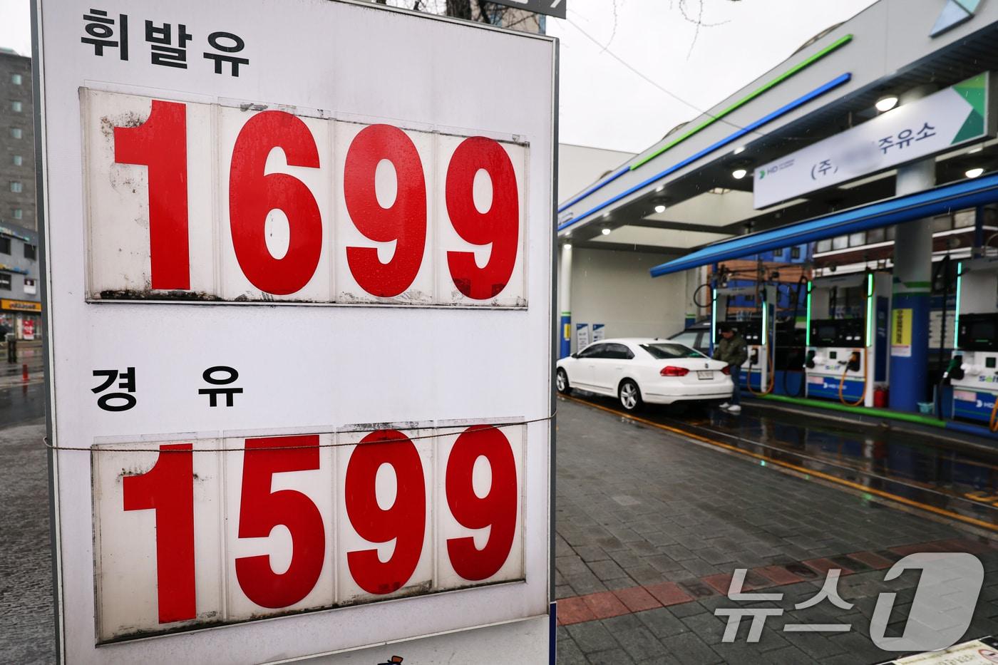 On Tuesday, gasoline and diesel prices are displayed at a gas station in Seoul. International oil prices surged sharply due to U.S. military operations against Iran. On March 1, West Texas Intermediate (WTI) crude futures soared 8.62% to trade at 72.80 USD per barrel on the New York Mercantile Exchange. Brent crude futures soared 9.30% to 79.68 USD per barrel 2026.3.2 / News1