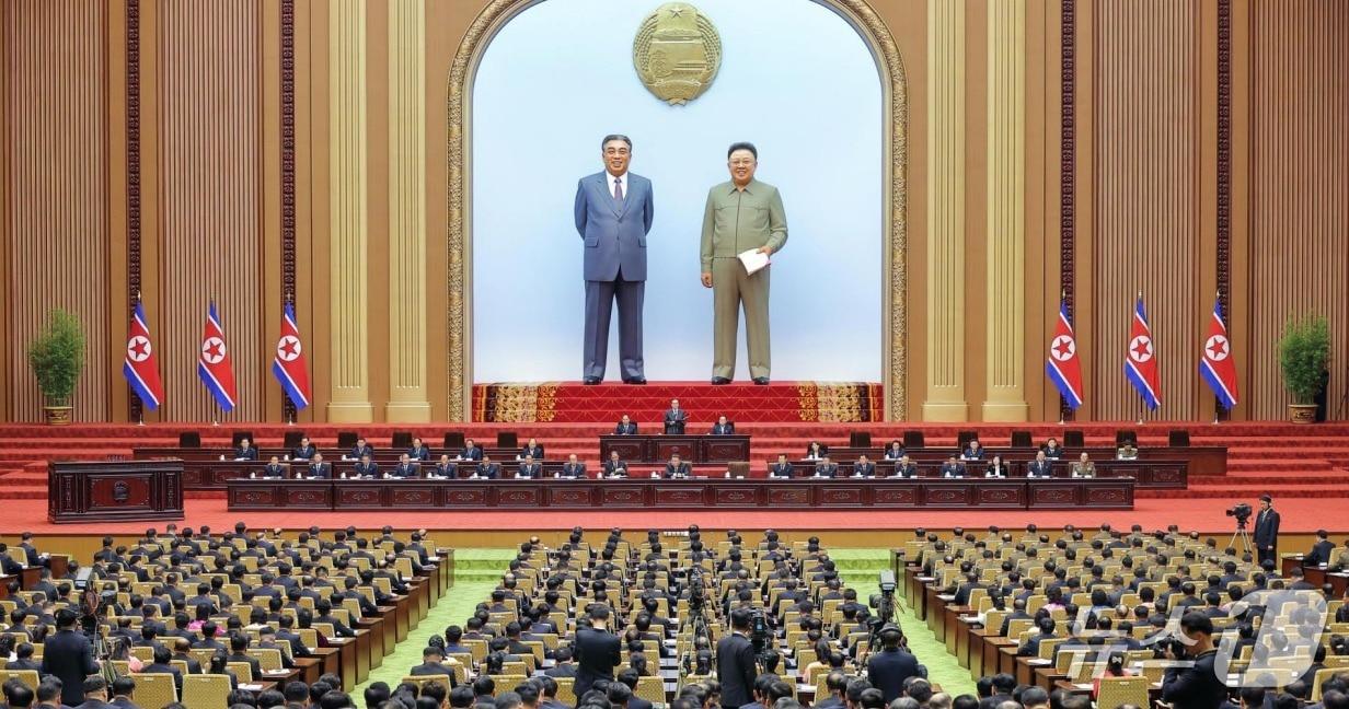 According to the Rodong Sinmun, the official newspaper of the Workers' Party, on Monday, the first day of the First Session of the 15th Supreme People's Assembly was held in Pyongyang on March 22. This session, the first in seven years since the 14th Supreme People's Assembly, was attended by newly elected deputies and key officials from the Party Central Committee, the Cabinet, and military agencies. Kim Jong Un also attended the session in person to preside over the process of power restructuring / Rodong Sinmun