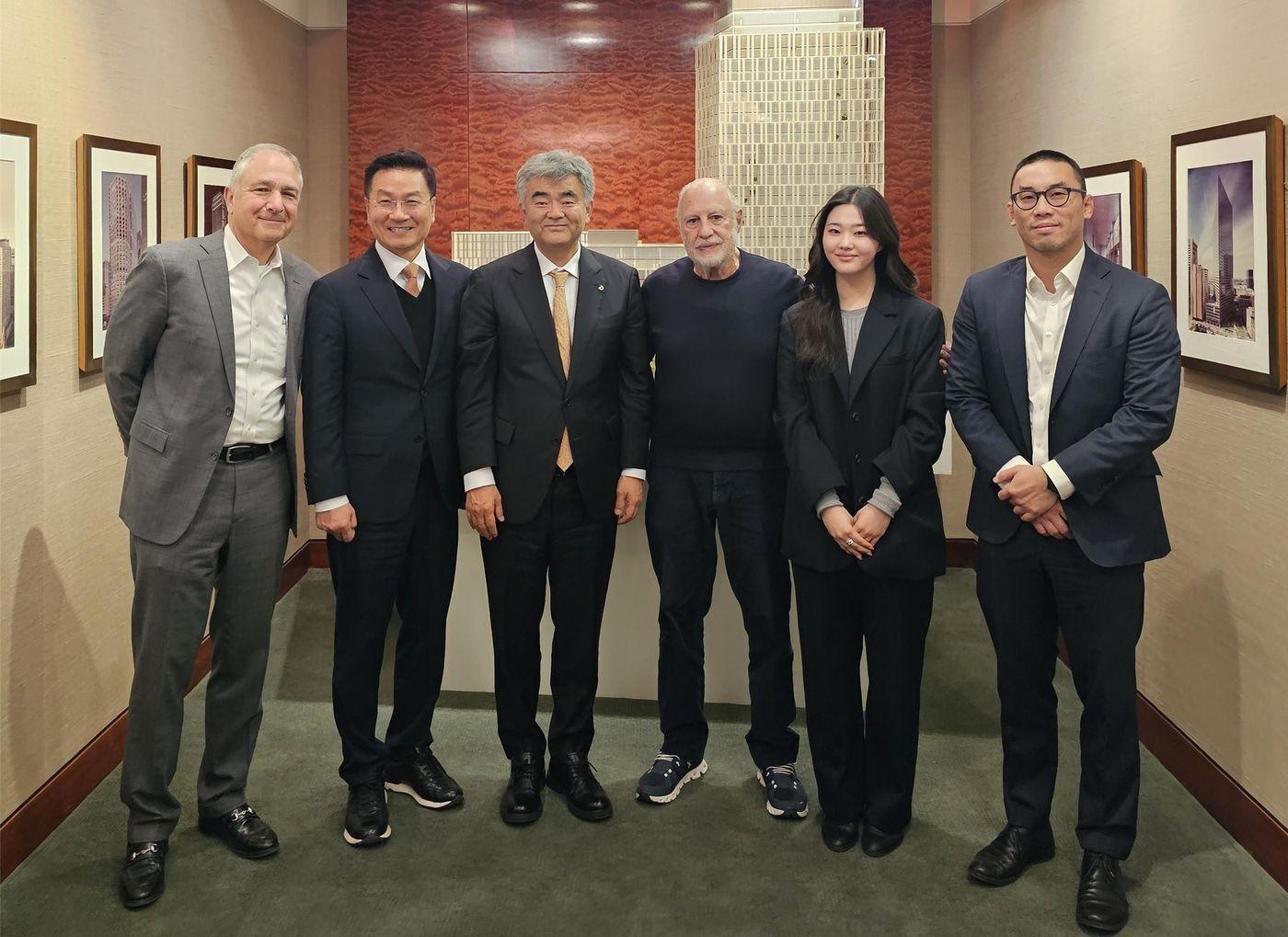 Jeong Won-joo, Chairman of Daewoo E&C (third from the left), is posing for a commemorative photo with officials during a visit to EJME in the U.S. (Provided by Daewoo Engineering & Construction) / News1