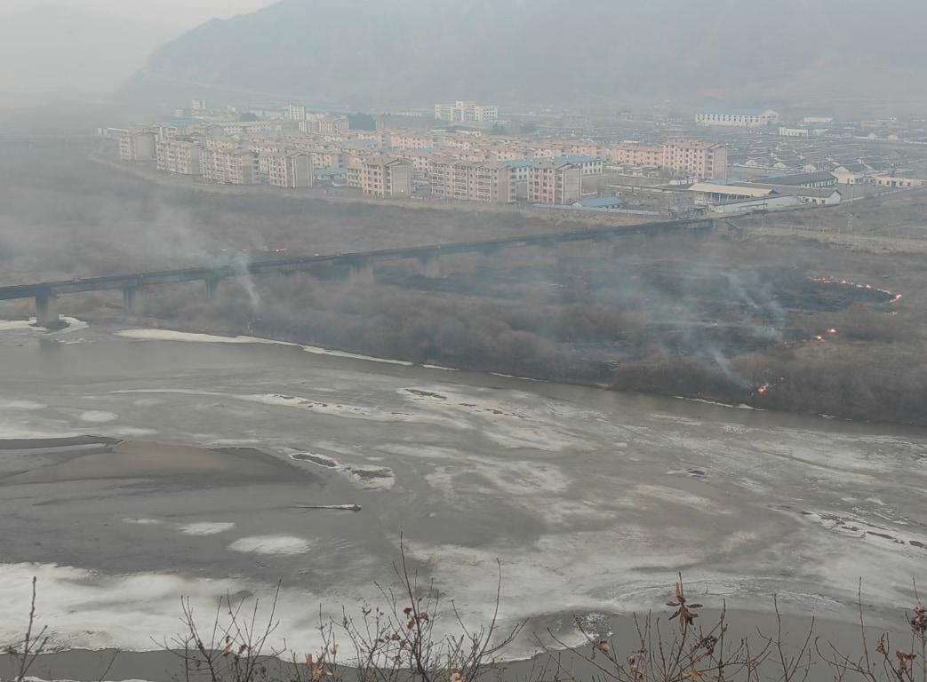 It has been determined that sparks generated during construction work on the railway along the North Korea-China border caused the destruction of approximately 40,000 square meters (about 430,055 square feet) of brushland in North Korea / Capture from Xiaohongshu account 用双脚丈量世界