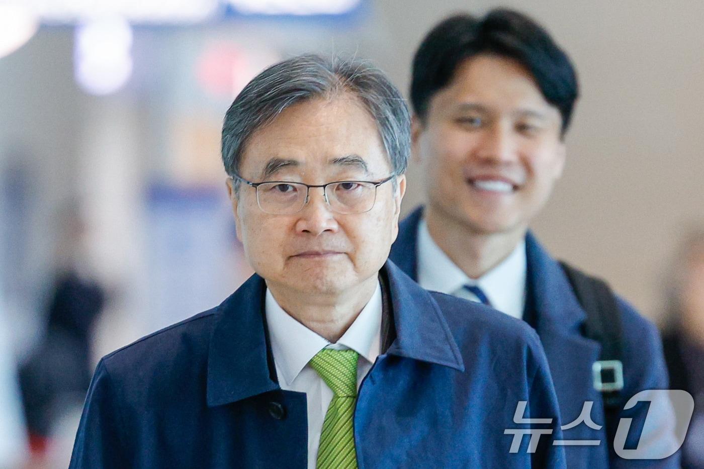 Foreign Minister Cho Hyun is seen making his way to the departure area at Terminal 2 of Incheon International Airport on Wednesday to depart for Paris, France 2026.3.25 / News1