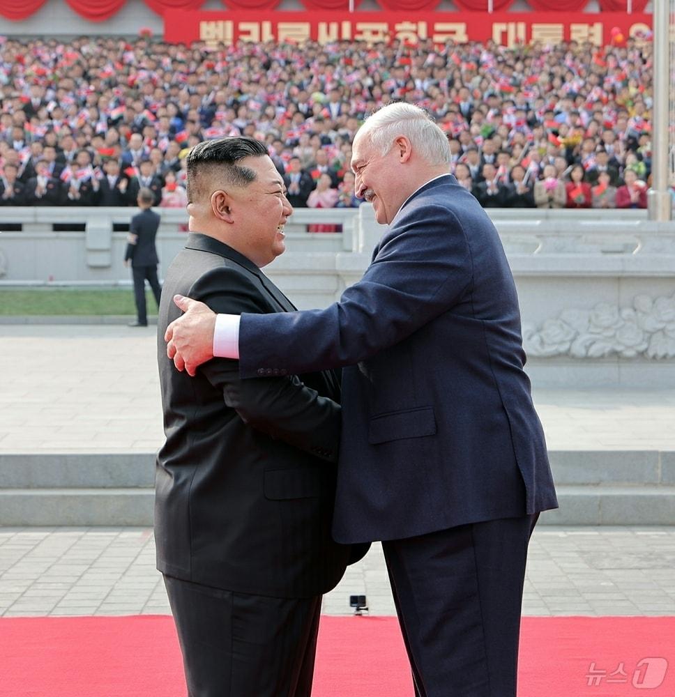 The Rodong Sinmun, the official newspaper of North Korea’s Workers’ Party, reported on Thursday that a welcoming ceremony for Comrade Alexander Lukashenko, President of the Republic of Belarus, who is paying an official visit to the country at the invitation of Comrade Kim Jong Un, was held on Wednesday at Kim Il Sung Square / Rodong Sinmun
