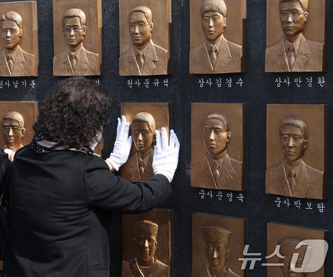 Family members of the 46 crew members of the Cheonan touch the memorial monument during the 16th Anniversary Memorial Service for the 46 Heroes of the Cheonan held on Thursday at the Navy's 2nd Fleet Command in Pyeongtaek, Gyeonggi Province 2026.3.26 / News1