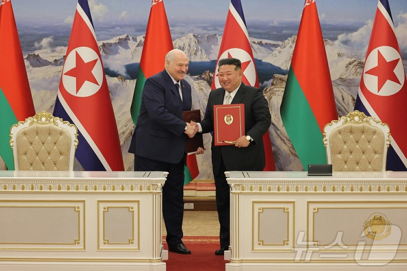 On March 27, Rodong Sinmun, the official newspaper of North Korea’s Workers’ Party, reported that Comrade Kim Jong Un held talks on March 26 with Comrade Alexander Lukashenko, President of the Republic of Belarus, who is currently on an official visit to the country. The report stated that the two leaders signed a Treaty on Friendship and Cooperation and also concluded agreements on cooperation in various fields, including diplomacy, public information, agriculture, education, and health / Rodong Sinmun