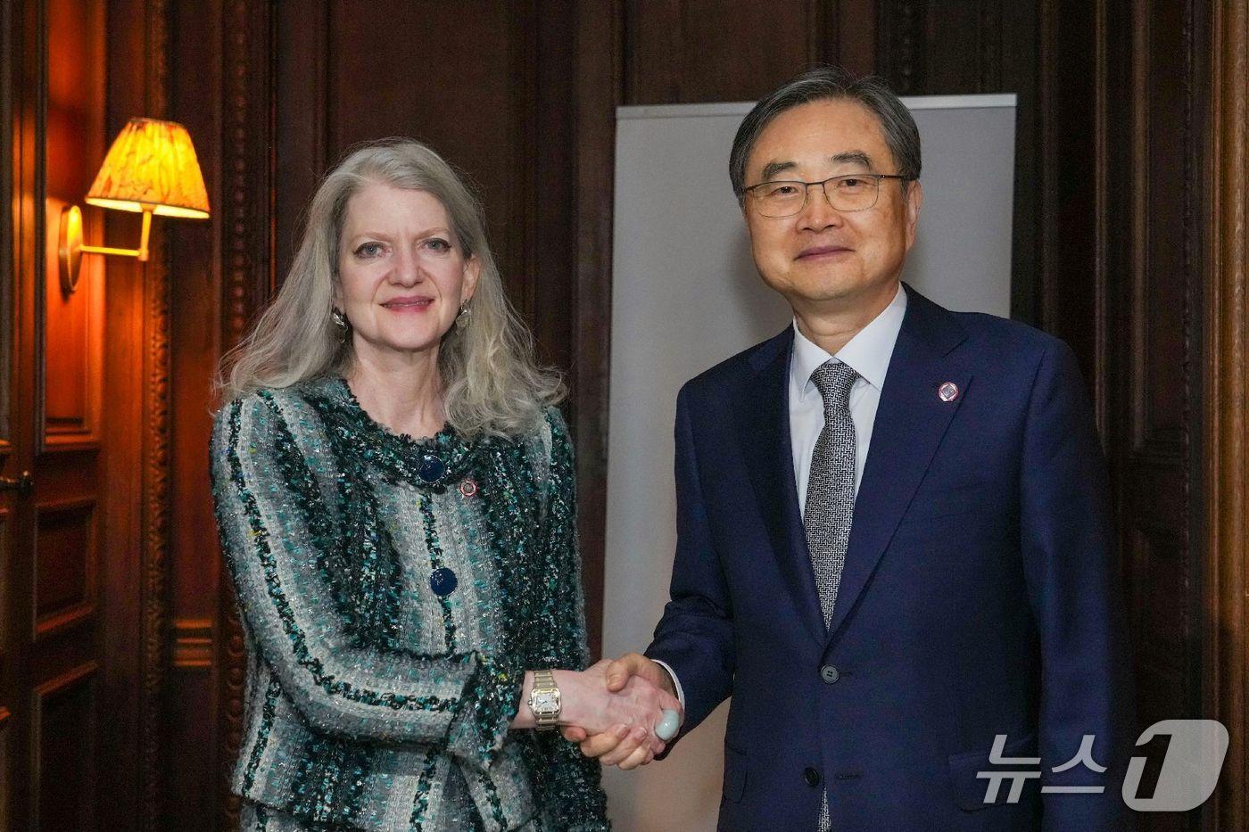 South Korean Foreign Minister Cho Hyun met with U.S. Under Secretary of State for Political Affairs Allison Hooker / Provided by Ministry of Foreign Affairs