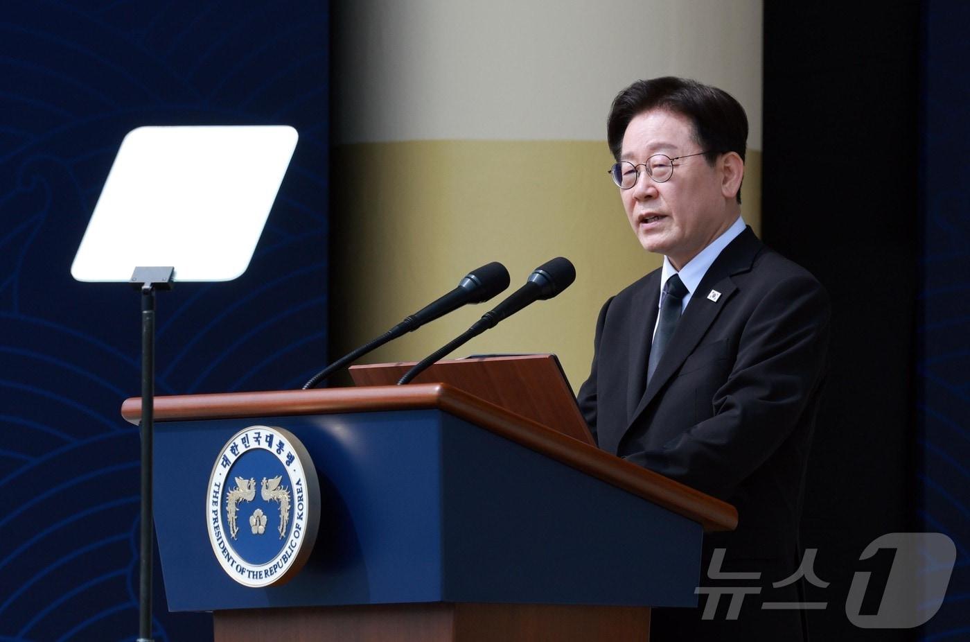 President Lee Jae Myung delivers a commemorative address at the 11th West Sea Defense Day ceremony held at the Daejeon National Cemetery on March 27 2026.3.27 / News1