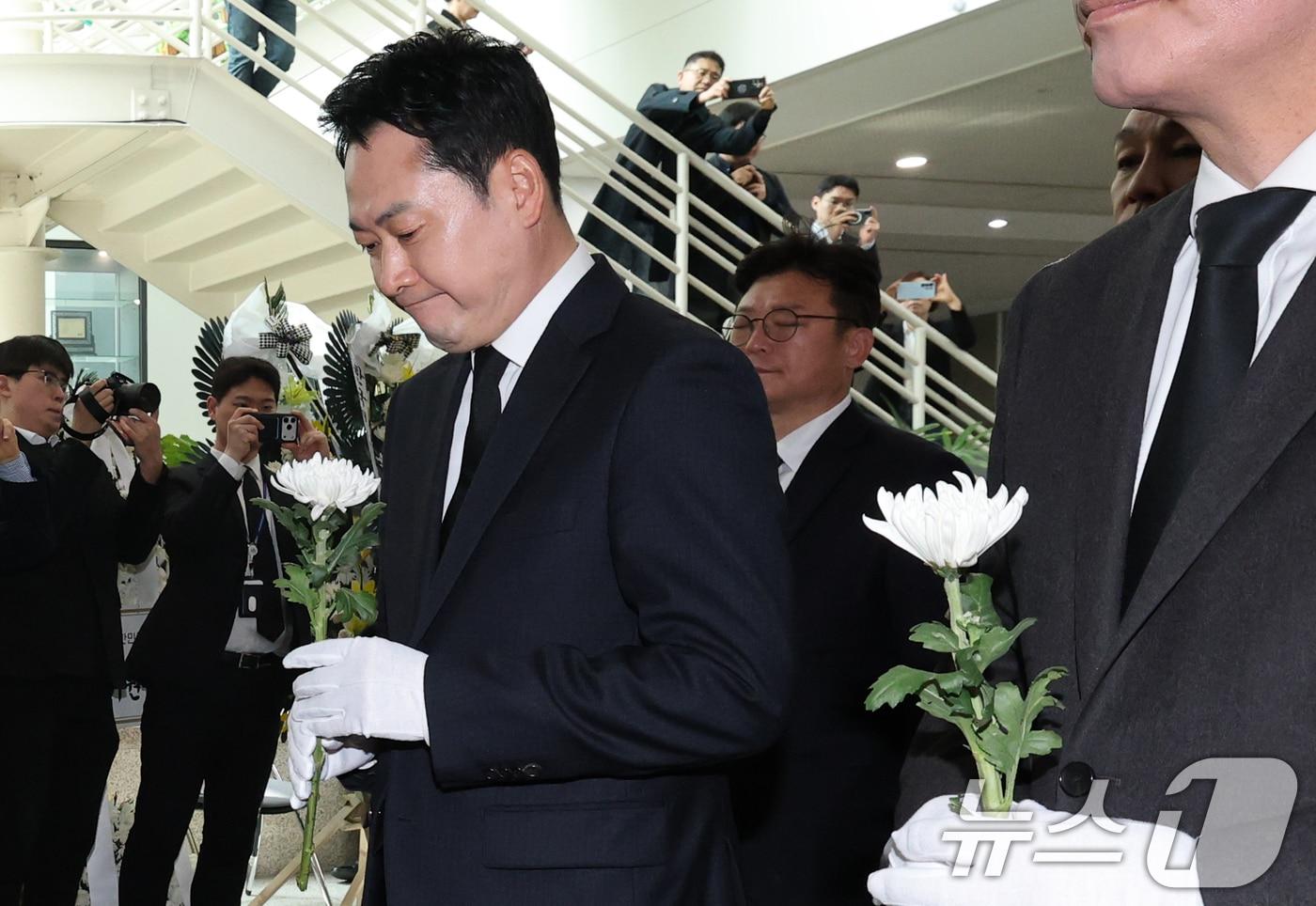 People Power Party leader Jang Dong-hyuk pays his respects at the joint memorial altar for victims of industrial accidents set up at Daejeon City Hall on March 27 2026.3.27 / News1