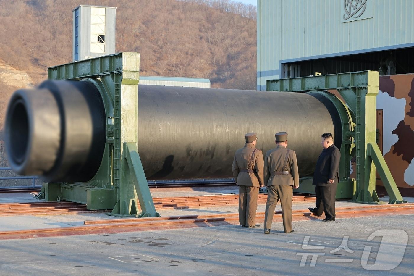 On March 29, Rodong Sinmun, the official newspaper of North Korea’s Workers’ Party, reported that Comrade Kim Jong Un observed a ground-based ejection test of a high-thrust solid-fuel rocket engine using carbon fiber composite materials / Rodong Sinmun