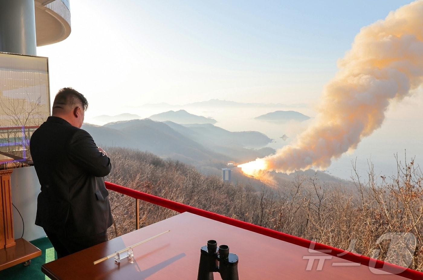On March 29, Rodong Sinmun, the official newspaper of North Korea’s Workers’ Party, reported that Comrade Kim Jong Un observed a ground-based ejection test of a high-thrust solid-fuel rocket engine using carbon fiber composite materials / Rodong Sinmun